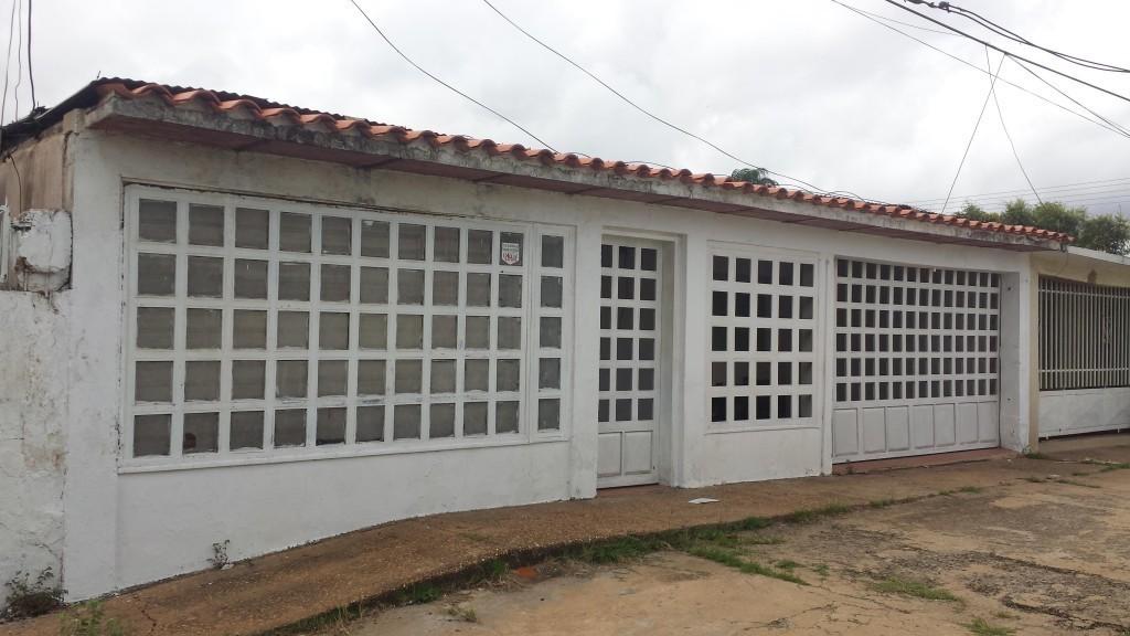 Se vende Casa en el Perú con garaje y local comercial