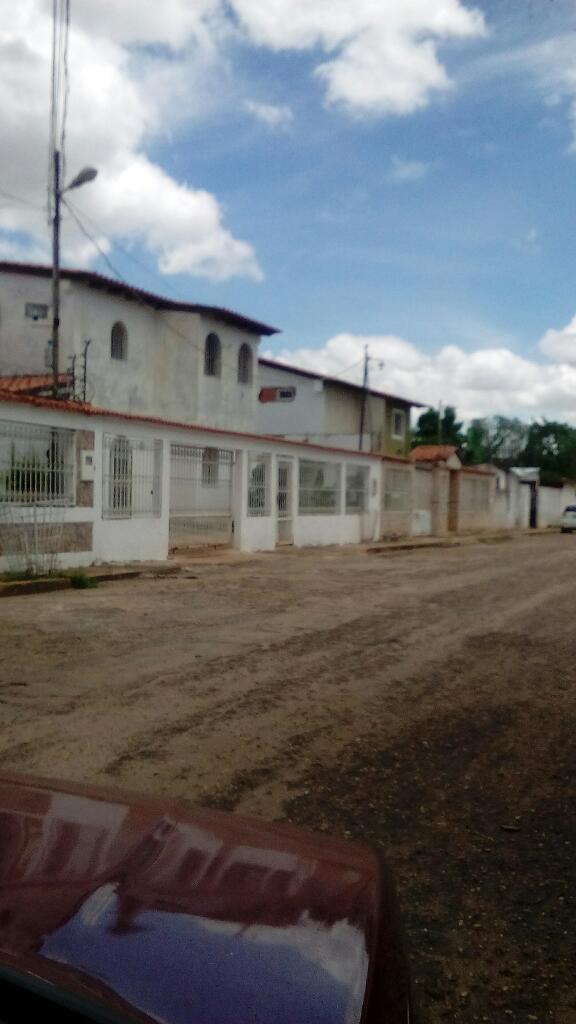 Economíco Town House en venta La sabanita