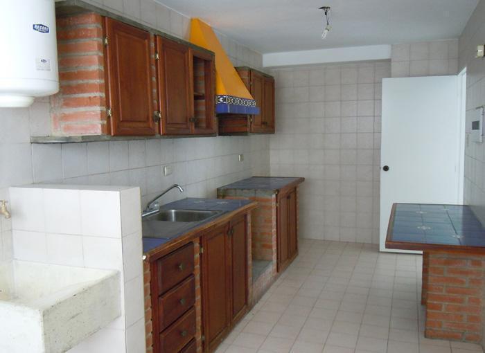 Vendo apartamento Bellas Artes y Candelaria, 92 M2, 3 hab. 2 baños, cocina sencilla, piso bajo, vigilancia