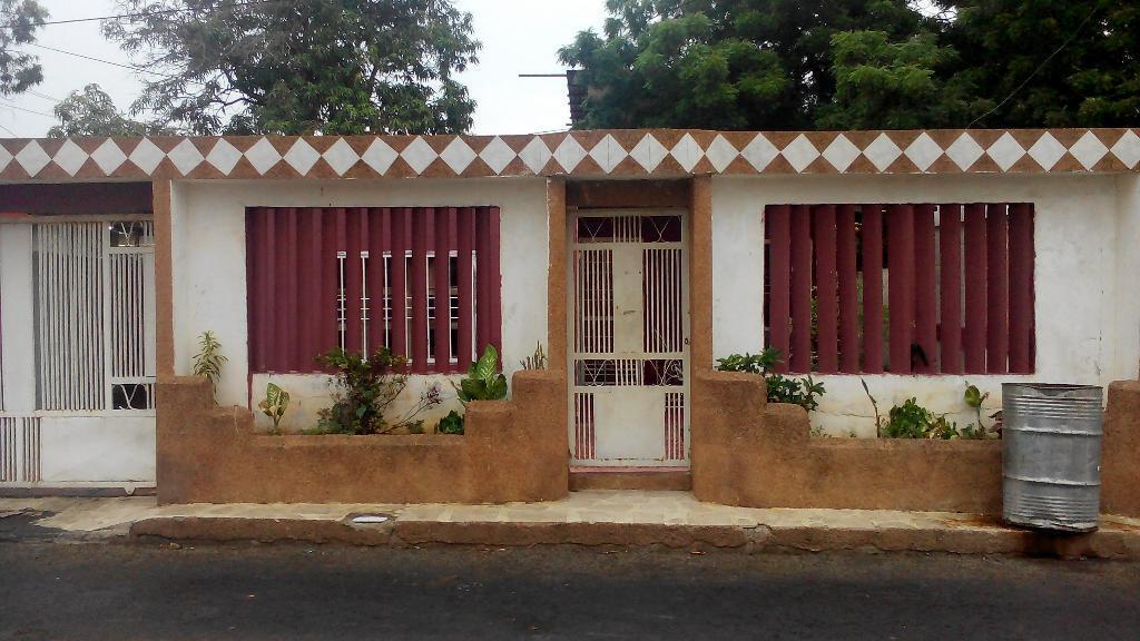 Se vende bella casa en Felipe pirela a dos cuadras de los edificios las acacias