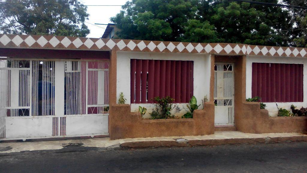 Se vende bella casa en Felipe pirela a dos cuadras de los edificios las acacias