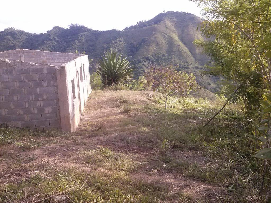 Vendo casa en construccion en Araira con terreno