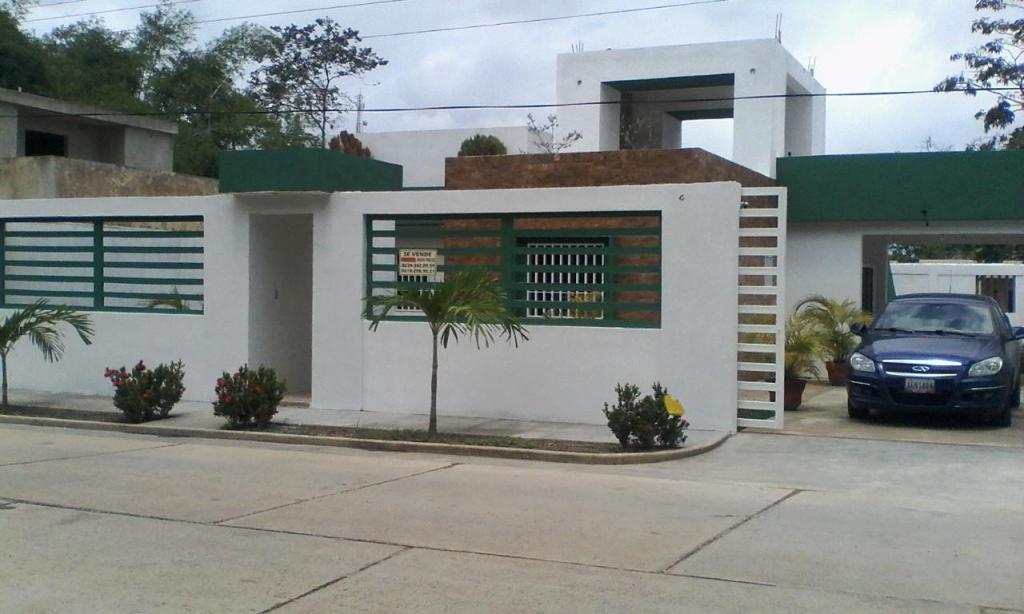 Se vende casa comoda para vacacionar con todos los servicios, en Tacarigua