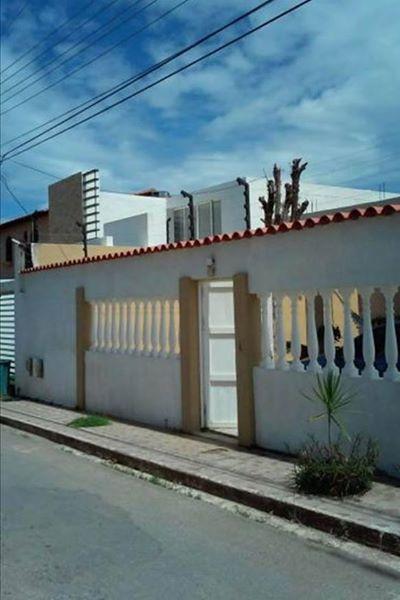 Hermosa casa en Margarita urbanización de circuito cerrado 480 mts2 piscina