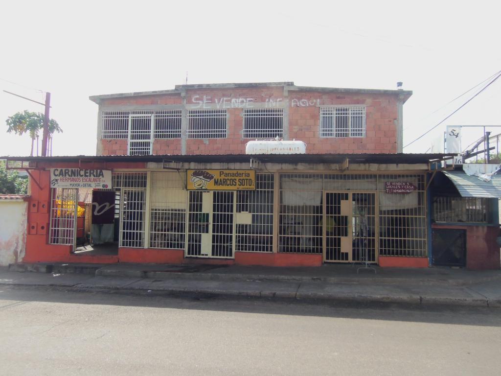 casa con locales al fondo del hotel maruma